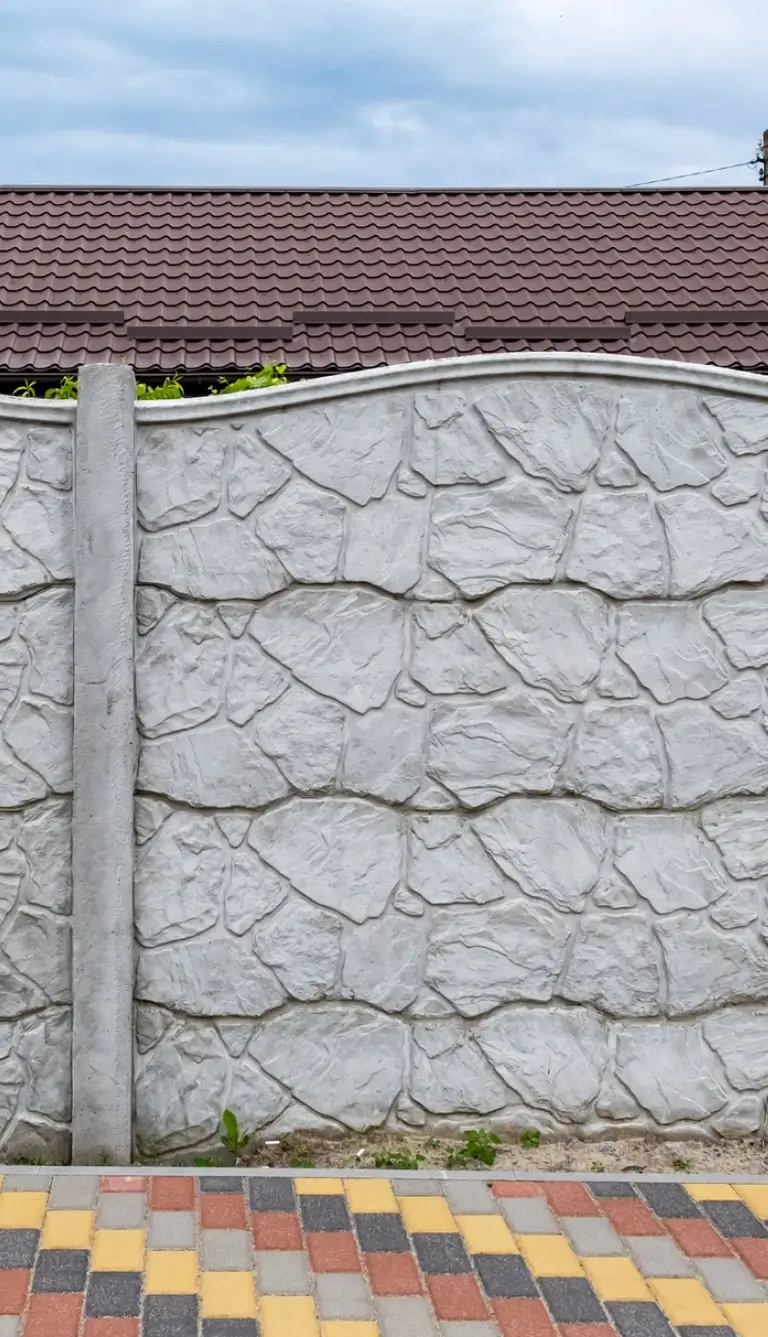 ogrodzenie betonowe z wzorkami